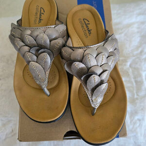Women's Clarks Taupe Metallic Laurileann Palm Sandals US 6
